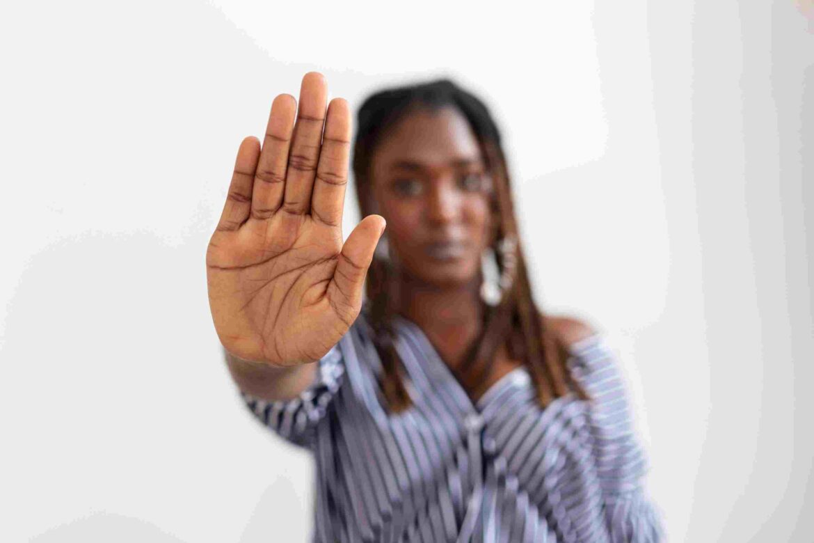 VIOLENCIA mulher-levantou-a-mao-para-dissuadir-a-campanha-pare-a-violencia-contra-as-mulheres-mulher-afro-americana-levantou-a-mao-para-dissuadir-com-espaco-de-copia - Na Rua Tem